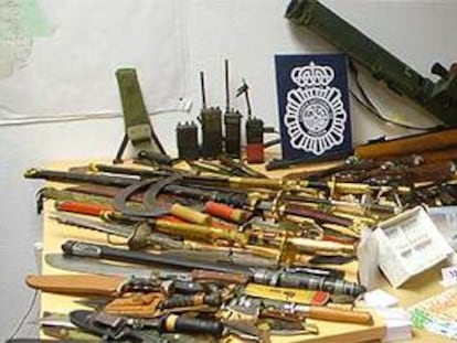 El arsenal de armas incautado a los dos detenidos en el distrito de Latina.