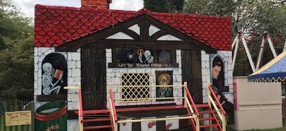 Este es el aspecto actual de The Haunted Cottage, una atracción mecanizada inaugurada en Inglaterra en 1915 y hoy conservada en el museo al aire libre Hollycombe.