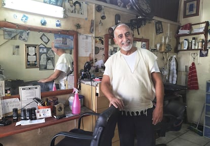 Sasson Mizrahi, in his hair salon in Tel Aviv's Hatikva neighborhood. / A.P.