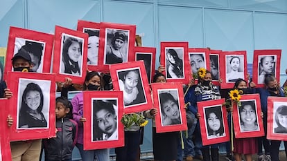 Las familias acuden cada aniversario de la tragedia al edificio que albergó el Hogar Seguro para recordarlas y exigir justicia.