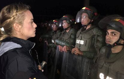 Lilian Tintori, mujer de Leopoldo López, frente a la prisión de Ramo Verde, este jueves.