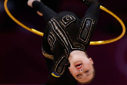 La ucraniana Alina Maksymenko destacó por vestir un maillot completamente negro decorado con cristales dorados.
	 