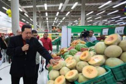 Fotografía cedida por Prensa Miraflores que muestra al presidente de Venezuela, Hugo Chávez, participar en la inaguración de un supermercado de administración gubernamental llamado "Gran Abasto Bicentenario" en Caracas (Venezuela).