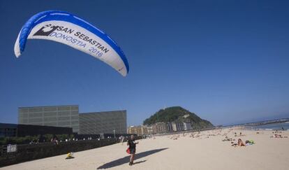 Un parapente con el logotipo de la capitalidad cultural en la playa donostiarra de Zurriola.