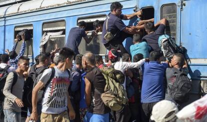 Miles de inmigrantes tratan de llegar cada día a la UE en trenes atestados. En la imagen, tren en la estación de Gevgelija, Macedonia.