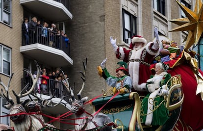 Papa Noël saluda a los niños que asisten al desfile del Día de Acción de Gracias en Nueva York, Estados Unidos.