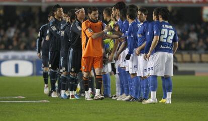 Real Madrid y Xerez se saludan en un partido de Liga de 2010, en Chap&iacute;n.