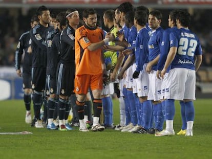 Real Madrid y Xerez se saludan en un partido de Liga de 2010, en Chap&iacute;n.
