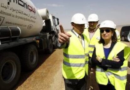 La ministra de Fomento, Ana Pastor, en las proximidades de la localidad de Jeddah donde se ejecutan las obras del proyecto del tren de alta velocidad que unirá La Meca con la ciudad de Medina y que supone el mayor contrato internacional conseguido por empresas españolas, valorado en 6.736 millones de euros.