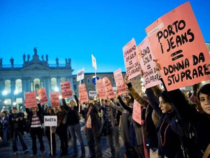 Protesta contra la violencia machista en Italia. "Mujer en vaqueros, mujer violada", dice la primera pancarta.