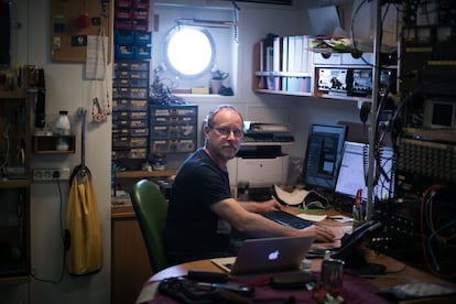 Neil Brewster, nació hace 55 años en Melburne (Australia) y es el radioperador del Rainbow Warrior III. “Soy un ecologista”, dice cuando se le pregunta por qué trabaja en este barco. Lleva 20 años encargándose de las comunicaciones en los barcos de Greenpeace, de participar en las acciones reivindicativas y como “responsable de la máquina de café”, bromea.