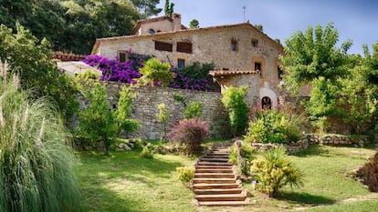 Exterior del hotel Masía Can Pou, en el Vall de Llémena (Girona).