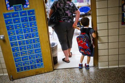 Un niño entra en clase en un colegio de Michigan. 