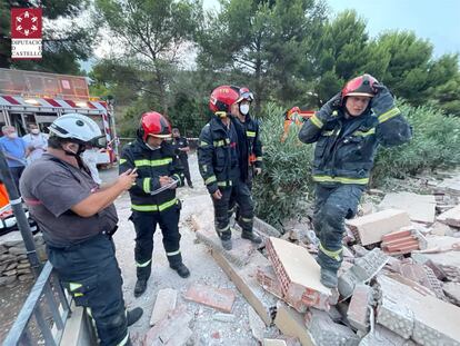 Un equipo de bomberos se prepara para la búsqueda de supervivientes tras el derrumbe del edificio, este miércoles.