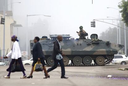 Ante a complicada situação no país africano, embaixadas como as do Reino Unido e dos Estados Unidos recomendaram a seus cidadãos que permaneçam em suas casas. Na imagem, um veículo militar patrulha uma rua em Harare