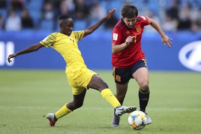 Amanda Mthandi (a la izquierda) trata de robar el balón a Marta Corredera.