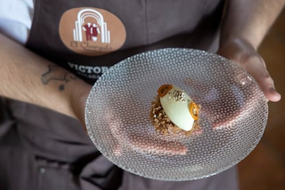 Torta de aceite y helado de hierbaluisa, uno de los postres de El Chiringuito.
