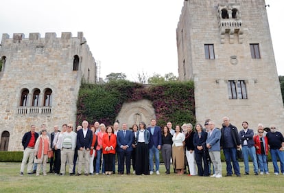 Foto de familia de los asistentes al acto organizado por el Gobierno en los jardines del pazo.