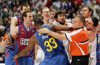 Barcelona&rsquo;s Pete Mickeal (c) in the center of an on-court altercation during Monday&rsquo;s game.