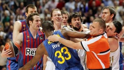 Barcelona’s Pete Mickeal (c) in the center of an on-court altercation during Monday’s game.