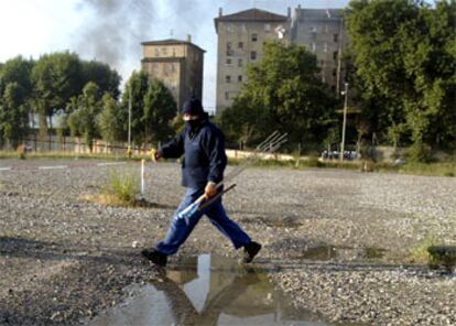 Tras el fracaso negociador los sindicatos acordaron convocar tres das de huelga (21, 28 y 30 de septiembre) en todos sus centros en defensa de sus puestos de trabajo. En la foto, un trabajador se dirige a la zona de las protestas armado con varios cohetes.