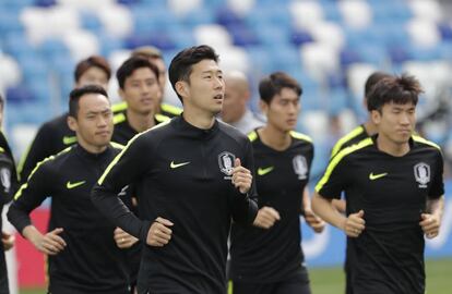 L'equip de Corea del Sud durant un entrenament previ al seu debut al Mundial.