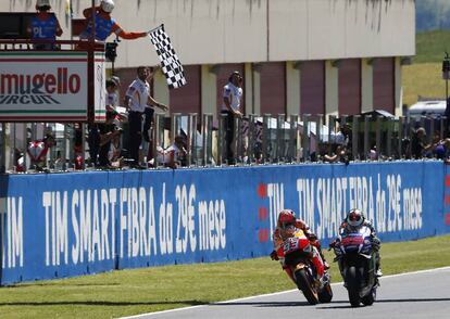 Lorenzo aconsegueix la victòria davant Márquez sobre la línia de meta.