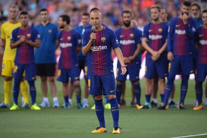 Andres Iniesta discusa antes do início do amistoso com a Chapecoense. 