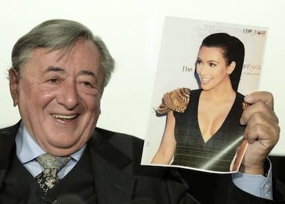 El empresario austr&iacute;aco Richard Lugner muestra una foto de Kim Kardashian, su invitada al Baile de la &Oacute;pera de Viena. 
