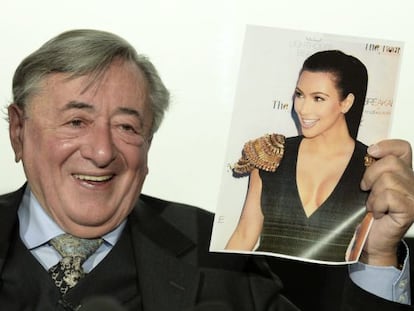 El empresario austr&iacute;aco Richard Lugner muestra una foto de Kim Kardashian, su invitada al Baile de la &Oacute;pera de Viena. 