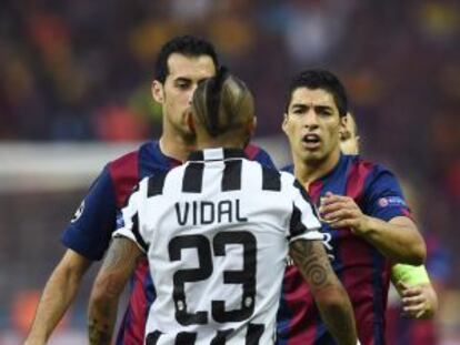 Vidal discuteix amb Busquets i Suárez.