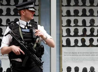 Un policía británico monta guardia ante la sede de Scotland Yard, en el centro de Londres.