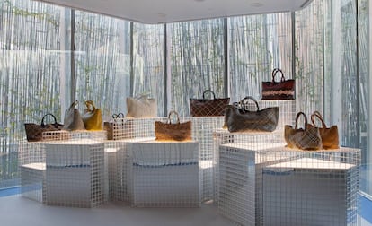 Los bolsos Cabat de Bottega Veneta, en una sala de la Fundación Francisco Giner de los Ríos de Madrid.