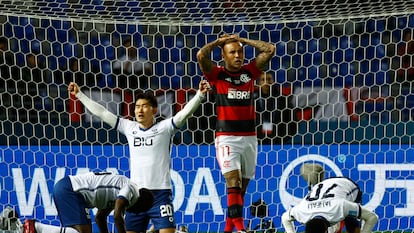 Everton, del Flamengo, lamenta la derrota mientras los jugadores del Al Hilal celebran el triunfo este martes en Tánger.