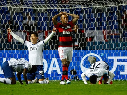 Everton, del Flamengo, lamenta la derrota mientras los jugadores del Al Hilal celebran el triunfo este martes en Tánger.