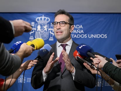 El ministro de Economía de España, Carlos Cuerpo, habla con medios de comunicación este miércoles, en la sede de la Embajada de España en Washington.