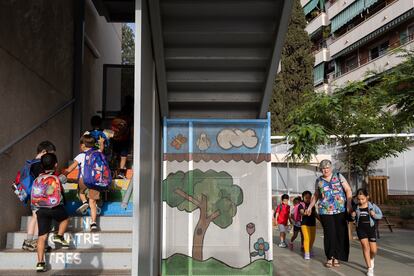 Primer día de clases en la escuela Mercè Rodoreda en Barcelona, este miércoles.