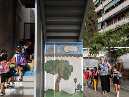 Primer día de clases en la escuela Mercè Rodoreda en Barcelona, este miércoles.