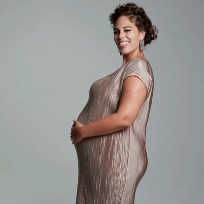 La modelo 'curvy' Ashley Graham anunció en su cuenta de Instagram su embarazo con un divertido vídeo junto a su marido, el director de cine Justin Ervin, con quien se casó en 2010. Desde entonces, no ha dudado en mostrar los cambios por los que está pasando su cuerpo en la misma red social.