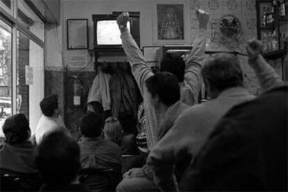 Un grupo de gente ve la televisión en un bar, en una imagen de archivo.