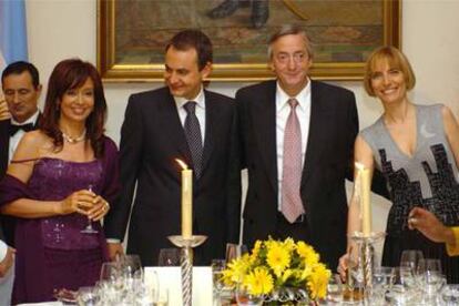 Zapatero y Kirchner, con sus respectivas esposas, Sonsoles Espinosa y Cristina Fernández, en el palacio San Martín.