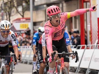 Van den Berg celebra el triunfo en el sprint de Lleida.