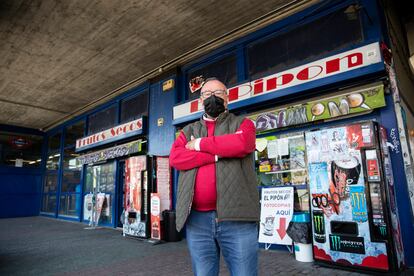 Marcelo García, en su tienda El Pipón, ubicada en la estación de Aluche.