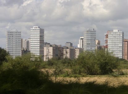 Torres de viviendas en el barrio de Salburua, una de las zonas de mayor expansión urbana de Vitoria, vistas desde el anillo verde.