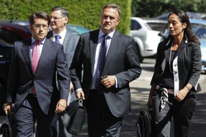 El presidente de la Liga de Fútbol Profesional (LFP), José Luis Astiazarán (centro), a su llegada a la sede de la Asociación de Futbolistas Españoles.