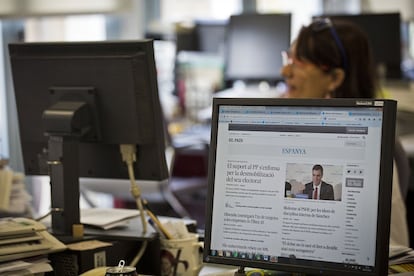 EL PAÍS lanza una edición digital en catalán, elpais.cat que ofrecerá las principales noticias del día y contenidos propios. Se trata de una apuesta informativa y por la lengua catalana que ha estado presente desde que en octubre de 1982 este diario inició la publicación de la edición impresa de Cataluña.