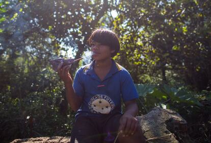 Um dos adolescentes guarani, no dia da inauguração da casa de reza, no último dia 02 de maio.