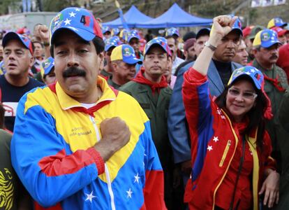 La pareja presidencial comenzó a tratarse después del golpe de Estado de Hugo Chávez en 1992. Nicolás ejercía de guardaespaldas del "comandante eterno" y Cilia era una de sus abogadas. Fue presidenta de la Asamblea y desde que llegó al poder, Flores renunció a su papel de primera Dama y se autodefinió como la 'primera combatiente'. Cilia Flores es un animal político que ha reconquistado cuotas de poder en el seno del oficialismo a costa del sector militar liderado por Diosdado Cabello. Fue tan poderosa y tan dura como Claire Underwood en el House of Cards caraqueño, pero con una trayectoria política más larga que la de su propio esposo.