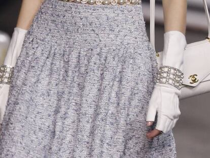Una modelo presenta la indumentaria durante el desfile de modas de Chanel el 3 de mayo de 2018 en el Grand Palais (Paris). 