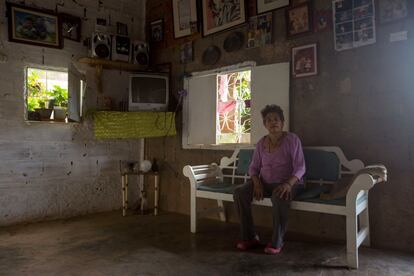 María Terán posa en su casa en Caracas (Venezuela). Los cuatro hijos de Terán dejaron Venezuela hace varios meses. Su mente comienza a fallar y no recuerda bien. A veces no recuerda los nombres de sus nietos.